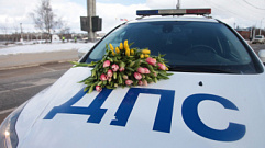 Сотрудники ГИБДД подарили женщинам-водителям цветы