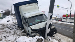 В Тверской области легковушка столкнулась с фургоном, а затем сбила пешехода