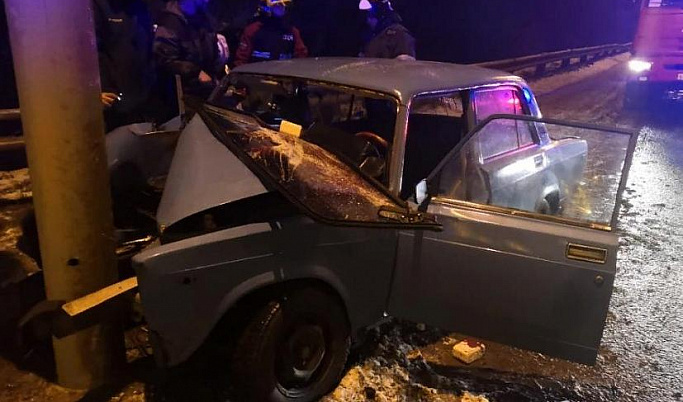 В Твери на Маяковке водитель «Жигулей» врезался в столб 