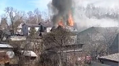 Двухэтажный дом загорелся в Твери