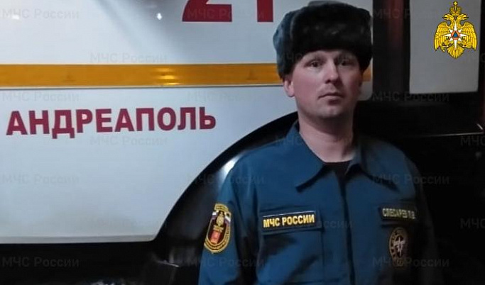 Сотрудник МЧС вытащил пенсионера из горящего дома в Тверской области 