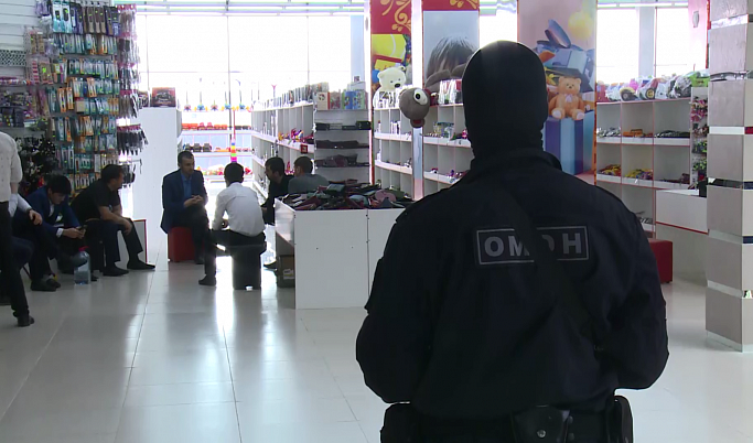 Торговый центр в Твери стал домом и местом работы для 25 мигрантов