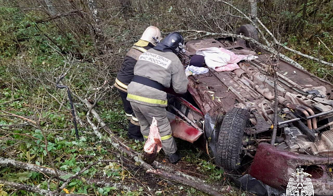 Женщина оказалась зажатой в искорёженном авто в Тверской области