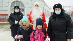 В Твери на железнодорожном вокзале «Полицейский Дед Мороз» поздравил юных пассажиров