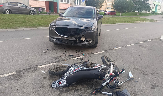 В Тверской области водитель иномарки въехал в питбайк