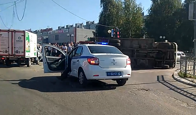 В Твери после столкновения перевернулся грузовик 