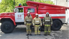 Спировские пожарные спасли из горящего дома человека