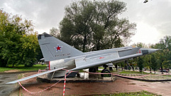 В Твери упал военный самолет: в парке Победы оцеплен постамент