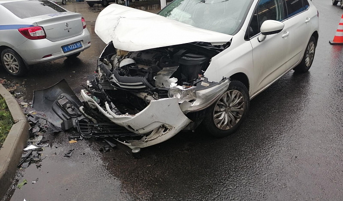 Две женщины-водителя столкнулись на перекрёстке в Твери