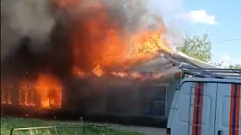 Загоревшаяся в Тверской области бывшая столовая попала на видео