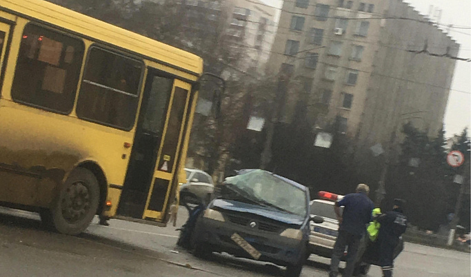В Твери в ДТП с автобусом и легковушкой женщина получила тяжелые травмы