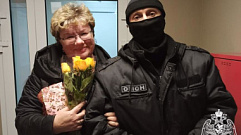 Бойцы тверского ОМОН поздравили с Днем матери вдову сослуживца, погибшего в бою с террористами