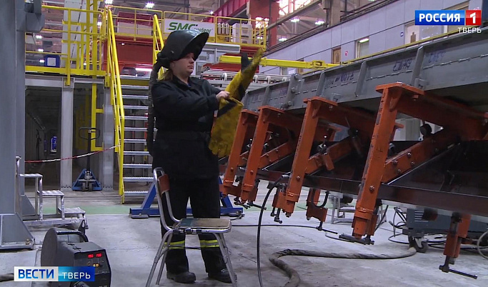 На Тверском вагоностроительном заводе работает единственная женщина-электросварщик