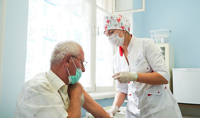 Жители Тверской области продолжают вакцинироваться от коронавируса и гриппа