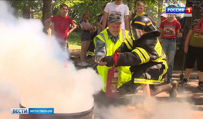 В Твери огнеборцы провели пожарную эстафету в детском лагере