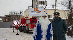 Сотрудники МЧС в костюмах Деда Мороза поздравили пациентов инфекционного отделения в Твери с Новым годом