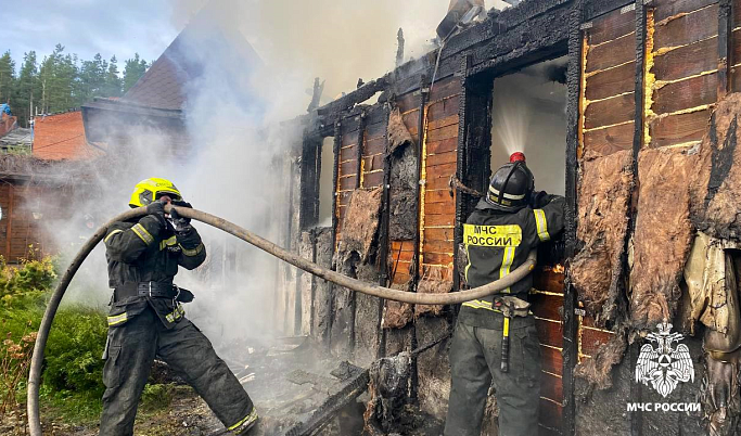 В Калининском округе сотрудники МЧС спасли деревню от огня