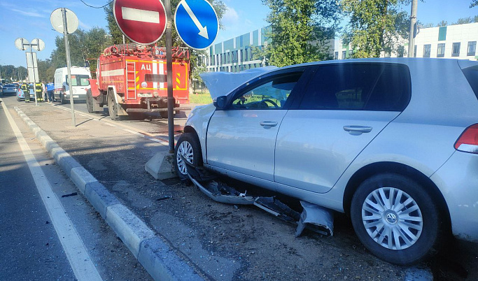 Под эстакадой в Твери не разъехались два авто