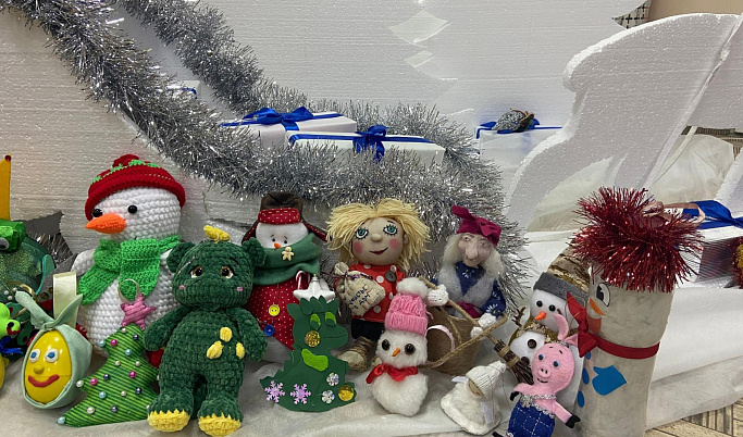 В центральной библиотеке Ржева читатели украсили елку самодельными игрушками
