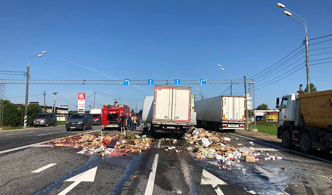 В результате столкновения большегрузов на трассе в Тверской области рассыпались продукты
