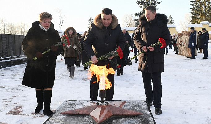 В Торжке Игорь Руденя возложил цветы к мемориалу советских воинов
