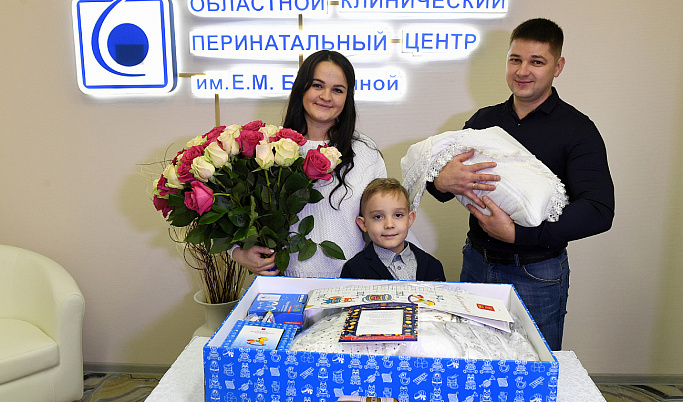 Более 10 тысяч семей Тверской области получили подарок для новорожденных