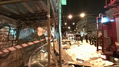 На центральной улице Твери рухнул навес, есть пострадавшие