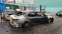 Два автомобиля сгорели ночью на парковке в Твери