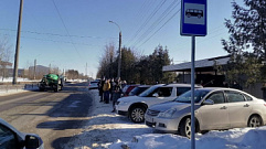 В Твери эвакуируют автомобили с автобусных остановок