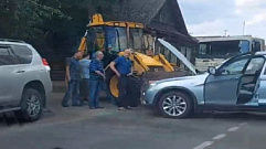 Из-за столкновения трактора с BMW в Твери образуется пробка