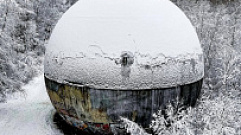 Знаменитый 18-метровый шар начал рушиться в Тверской области