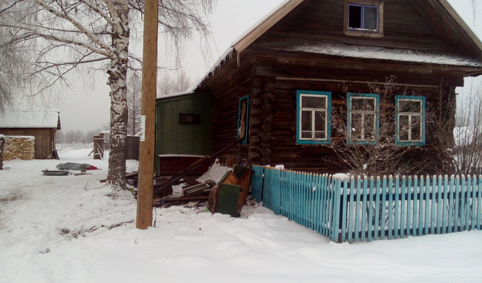В деревне Тверской области у дома нашли обгоревшее тело мужчины 