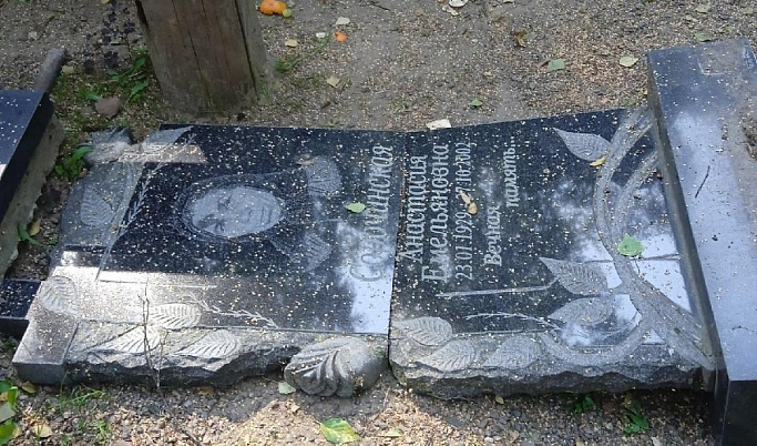 В Тверской области вандалы разгромили кладбище