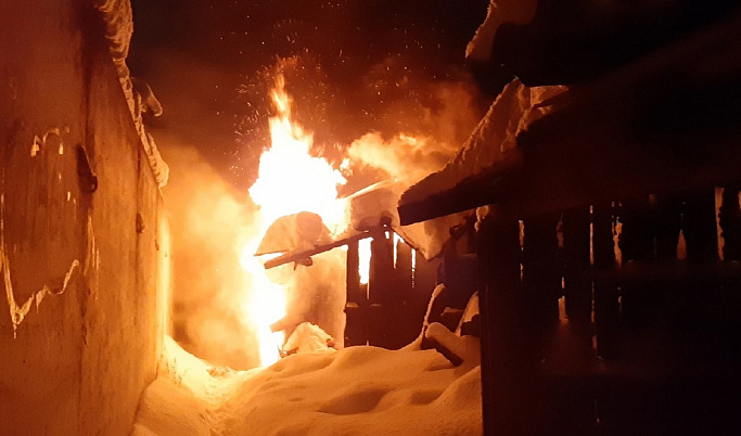 В Ржеве у здания суда загорелись деревянные гаражи