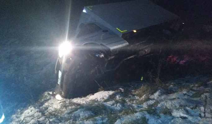 Водитель грузовика погиб на автодороге в Тверской области