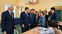 Игорь Руденя и Владимир Васильев посетили одну из старшейших в Тверской области школ 