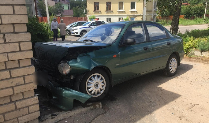 Женщина на автомобиле врезалась в дом в Твери