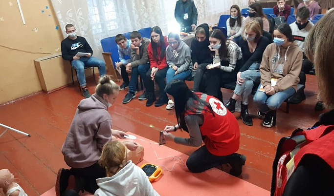 Красный Крест обучил тверских школьников оказанию первой помощи