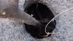 На улице Коробкова в Твери образовалась яма в асфальте