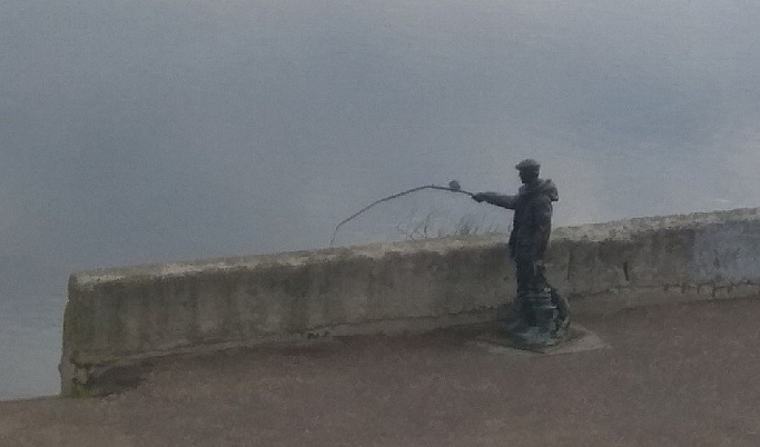 Скульптуре рыбака в Твери погнули удочку