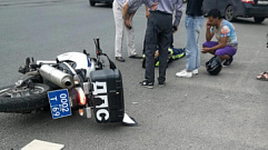 Инспектор ГИБДД на мотоцикле столкнулся с автомобилем в Твери