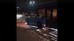 В Твери возле ТЦ «Метро» автобус занесло в сугроб на остановке