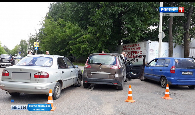 Две машины столкнулись на пересечении улиц Тамары Ильиной и Богданова