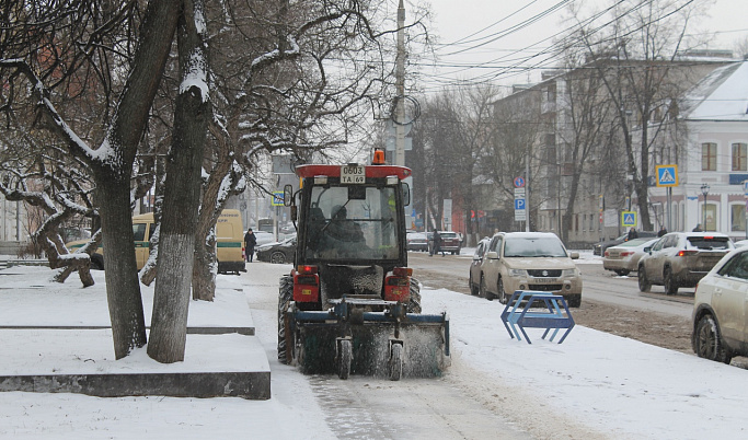 Очистка улиц от снега продолжается в Твери