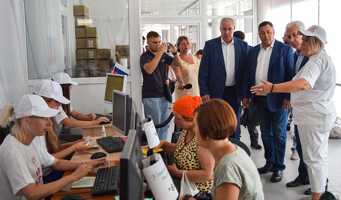 Игорь Руденя в Бердянске передал гуманитарную помощь местным жителям от Тверской области 