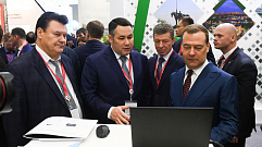 Дмитрий Медведев ознакомился со стендом Тверской области на инвестиционном форуме