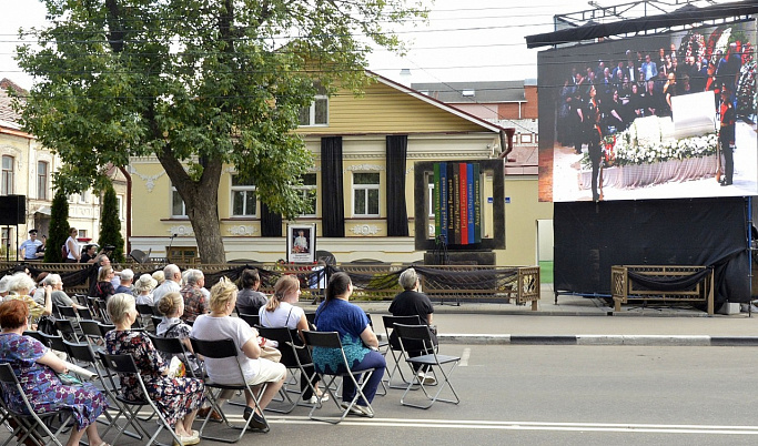 У Дома поэзия в Твери устроят прямую видеотрансляцию прощания с поэтом Андреем Дементьевым