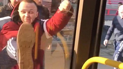 В Твери задержали дебоширов, разбивших окно автобуса