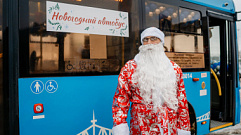 Новогодний автобус с Дедом Морозом начал курсировать в Твери