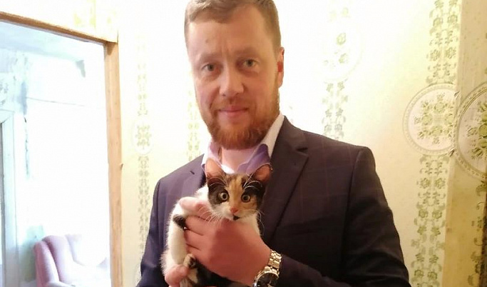 Глава Ржева посетил погорельцев и подарил им котёнка
